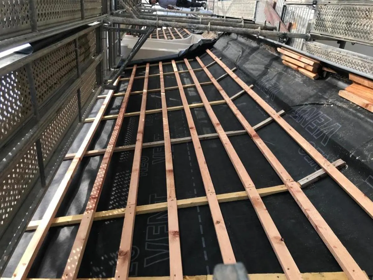 Toiture entière en liteaux sur écran sous-toiture, avant la pose des tuiles