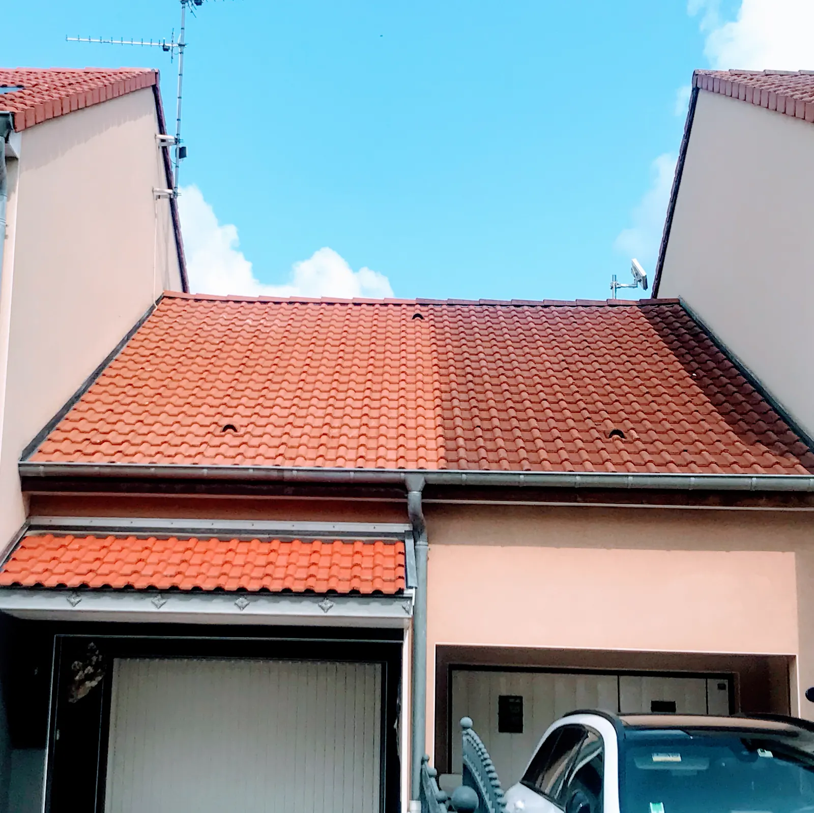 Toiture en tuiles rouges d’une maison de ville entre deux pignons