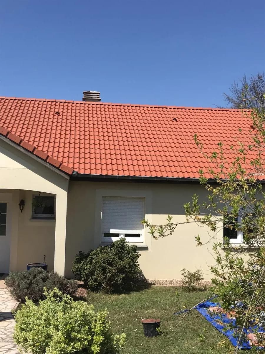 Pavillon avec sa toiture en tuiles rouges propre et régulière