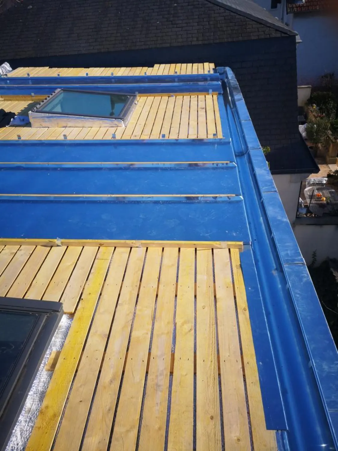 Voligeage en bois, bâche de protection et fenêtre de toit pendant la réfection